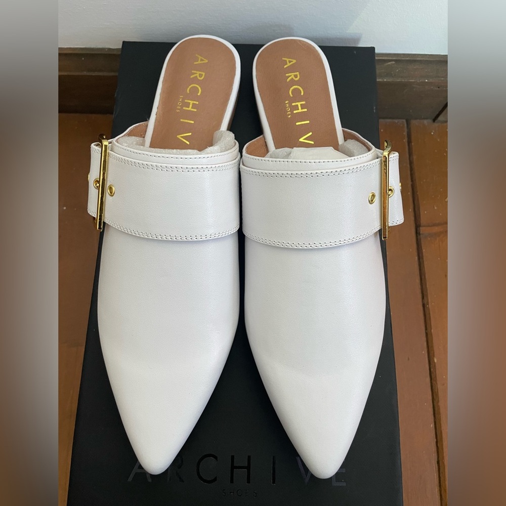 NWT Archive White Point Toe Mule Size 7